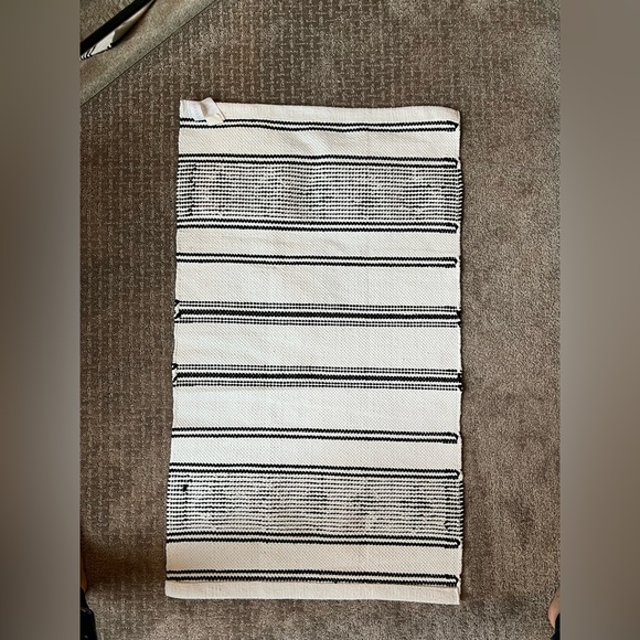 Caravan woven black and white rug - Picture 7 of 8